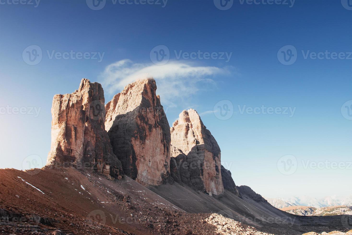 La niebla ligera en la cima de las colinas comienza a descender. tre cime tres picos montañas foto