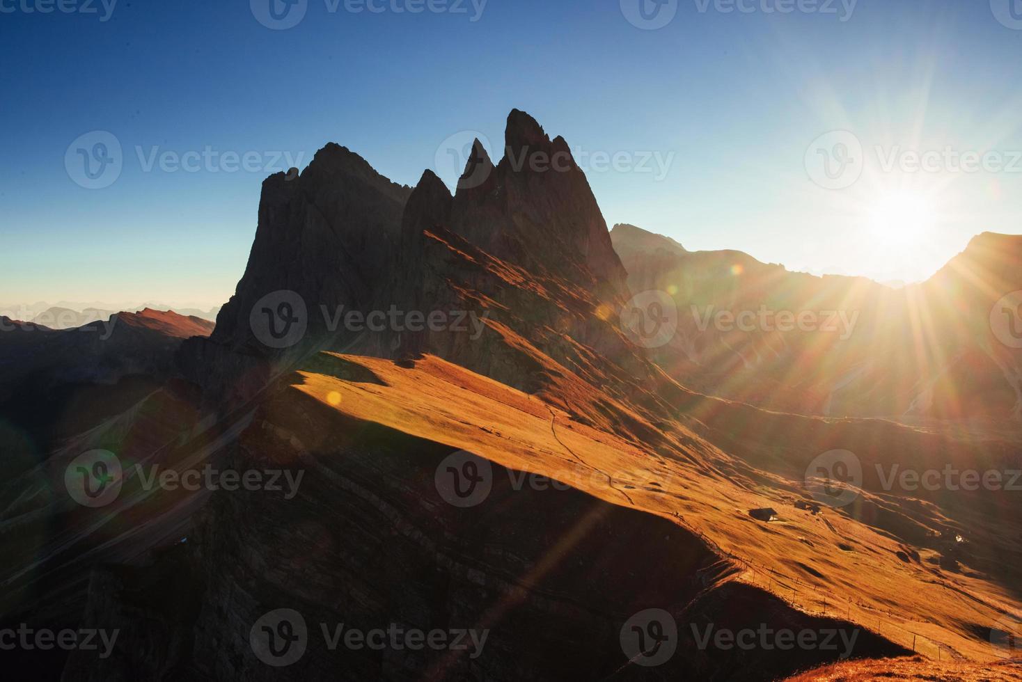 pieza y tranquila. hermosa puesta de sol en las majestuosas montañas dolomitas seceda italianas foto