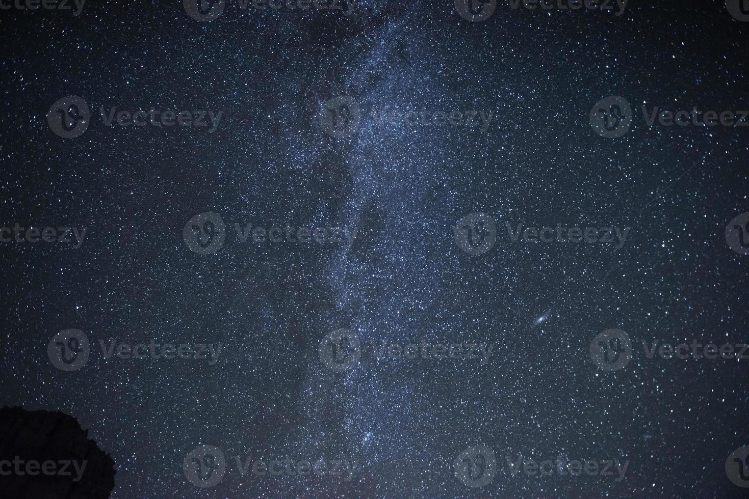 galaxia de la vía láctea con estrellas y polvo espacial en el universo. fotografiado en el cielo nocturno foto