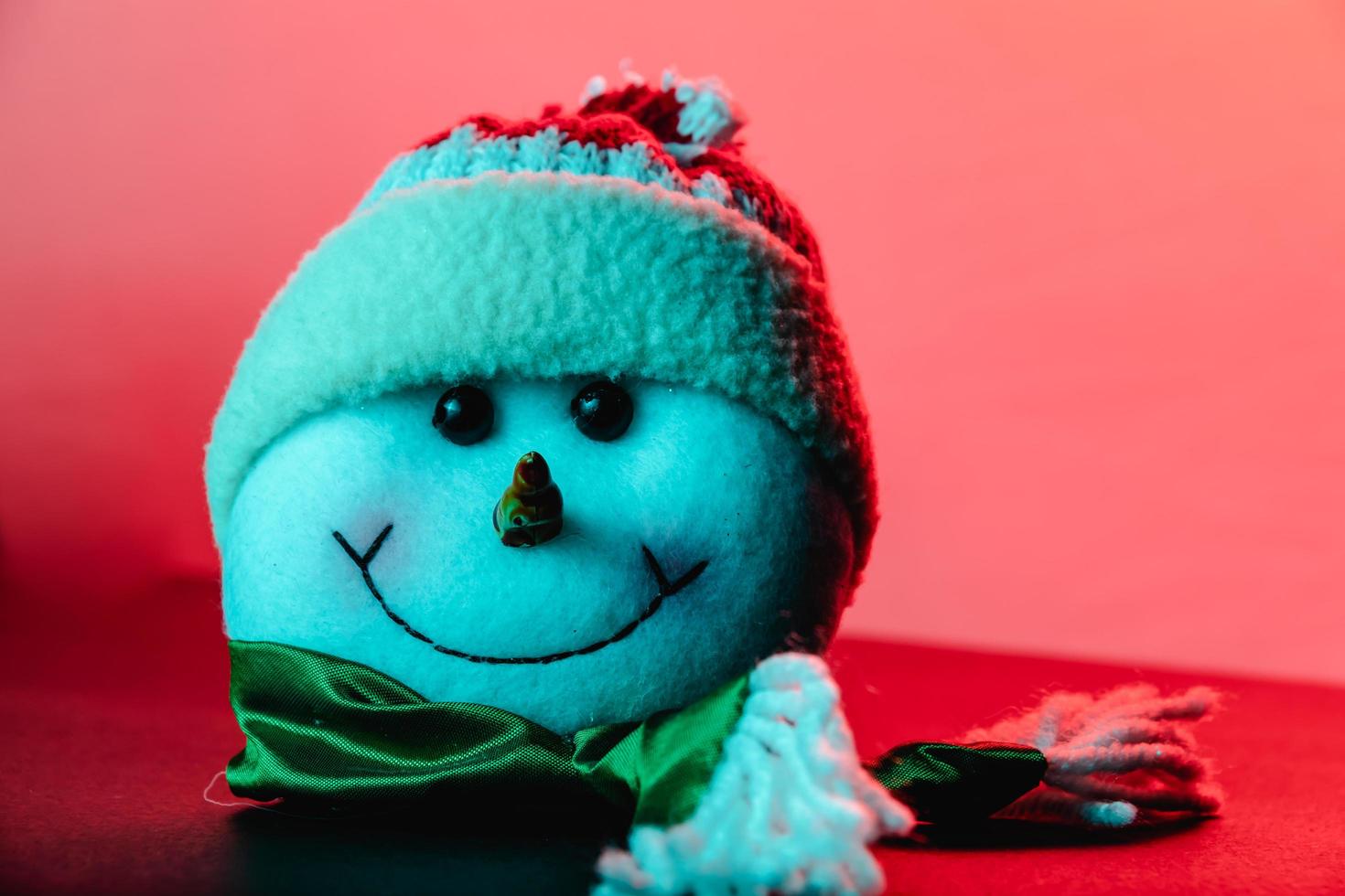 Bola de nieve de peluche de navidad sobre fondo negro foto