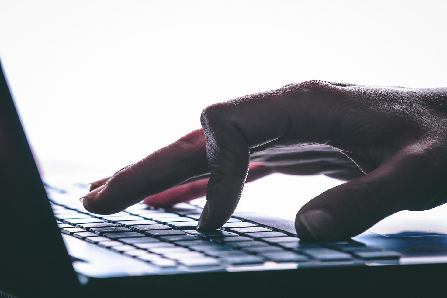 manos escribiendo en el teclado de la computadora. estilo moderno foto