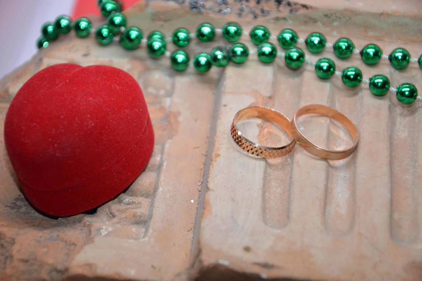 Anillos de boda y compromiso en el fondo de un tema de vacaciones familiares foto