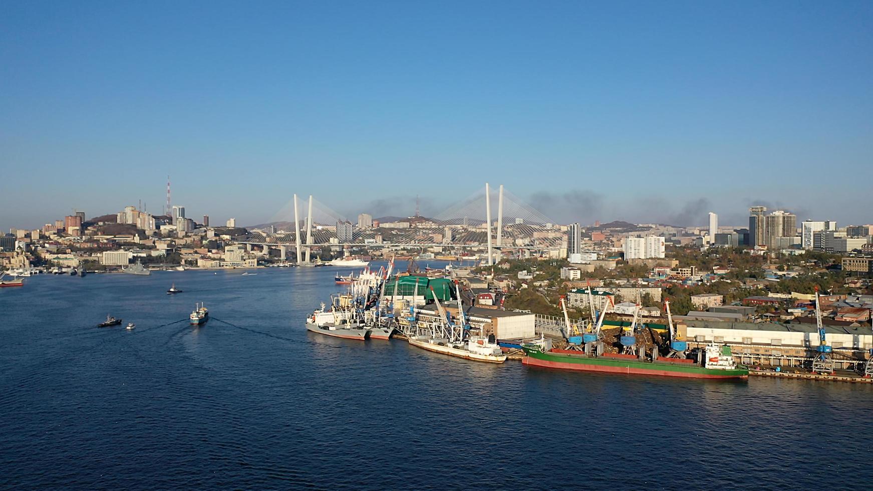 vladivostok, rusia - 24 de octubre de 2021: vista aérea del paisaje urbano con vistas a la bahía del cuerno de oro. foto