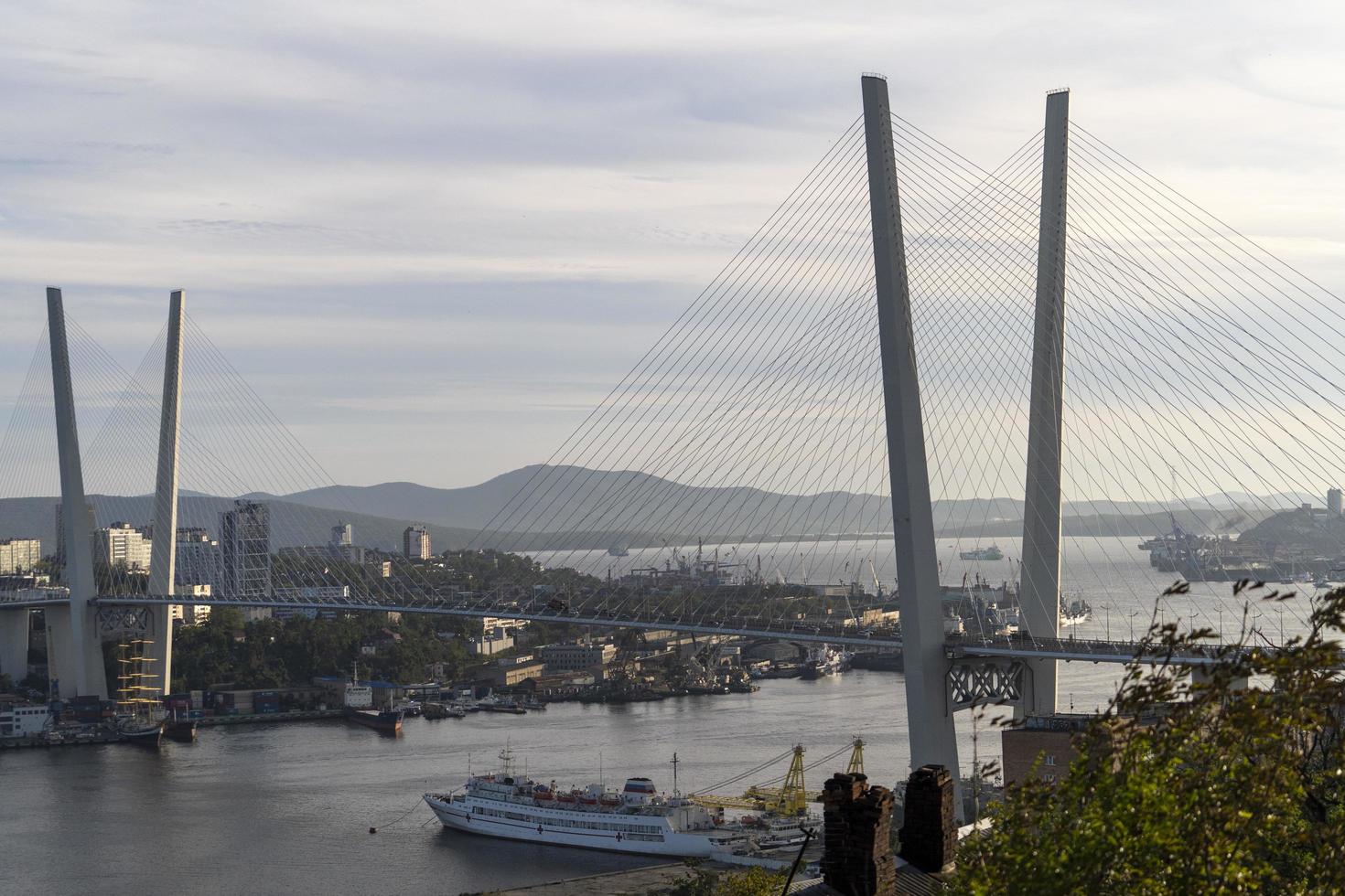 Vladivostok, Rusia, 19 de septiembre de 2021, paisaje urbano con vistas al puente dorado. foto