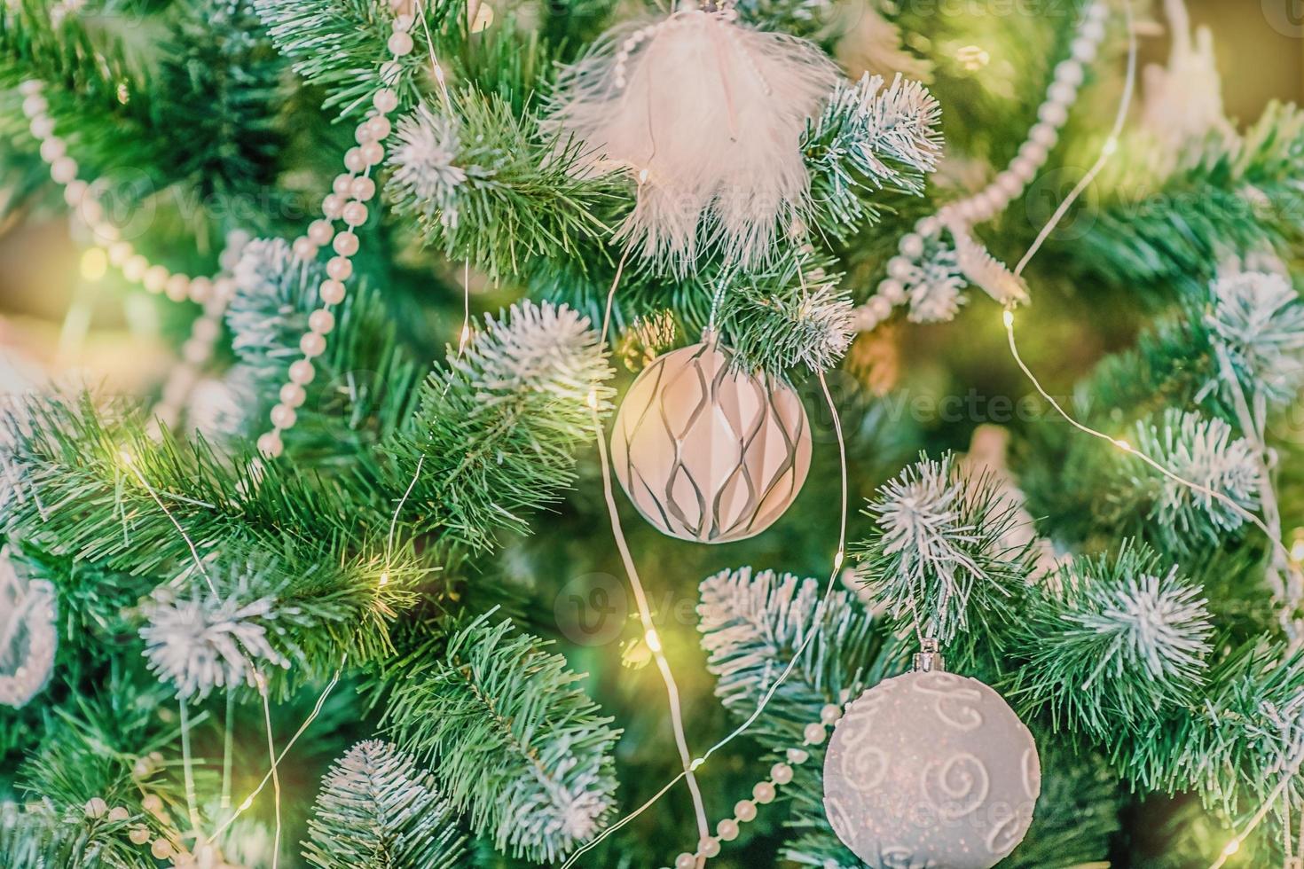 árbol de navidad en juguetes y guirnaldas. Decoración navideña. foto