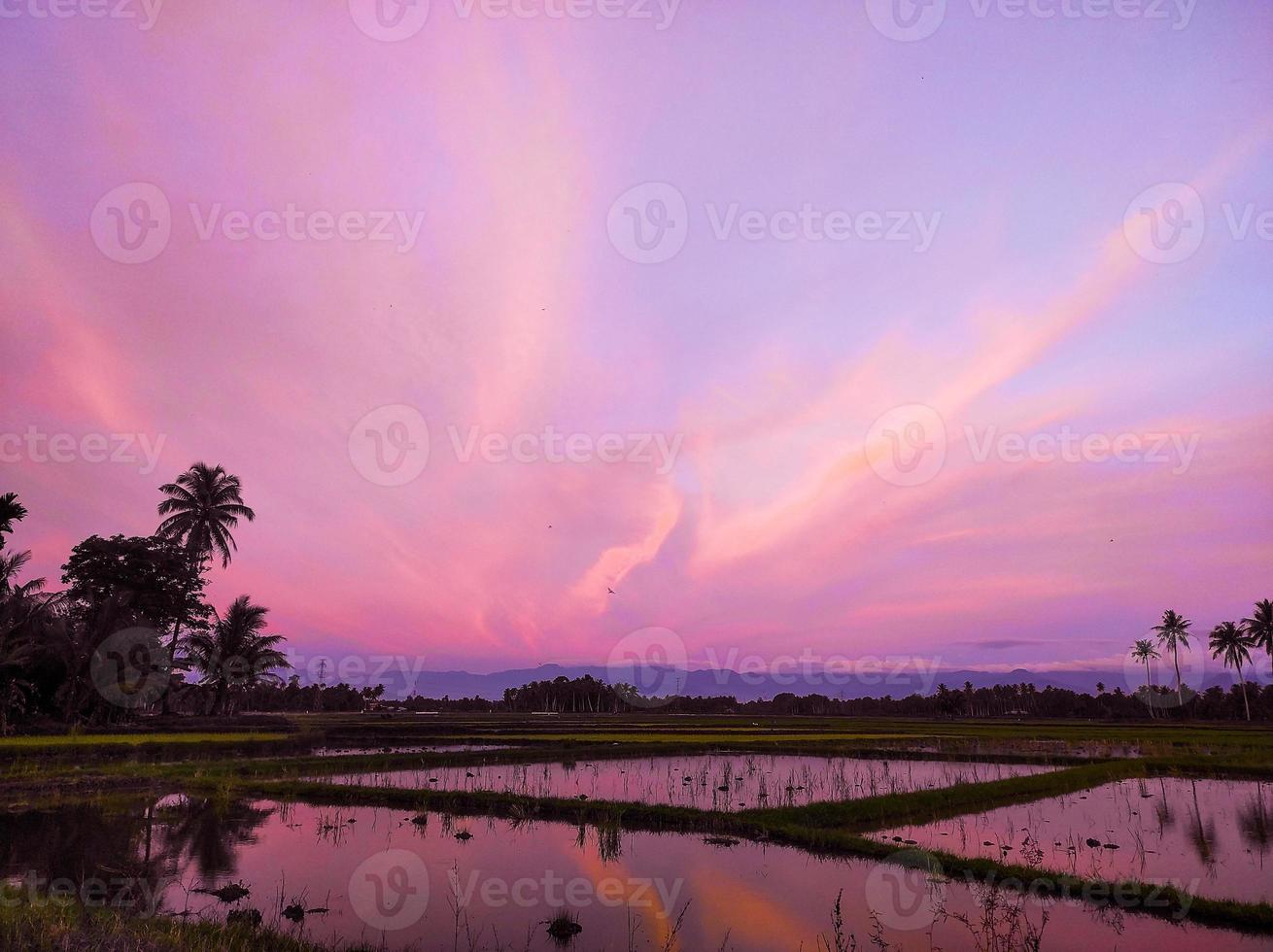 hermosa vista del atardecer tropical foto