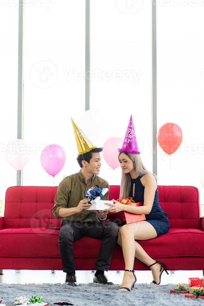 pareja joven celebrando el año nuevo con amor el uno por el otro. foto