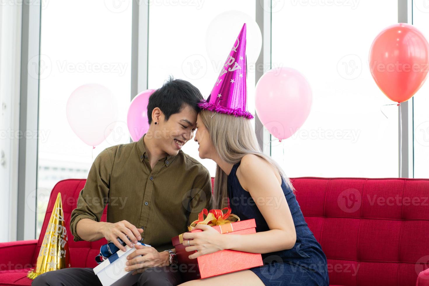 pareja joven celebrando el año nuevo con amor el uno por el otro. foto