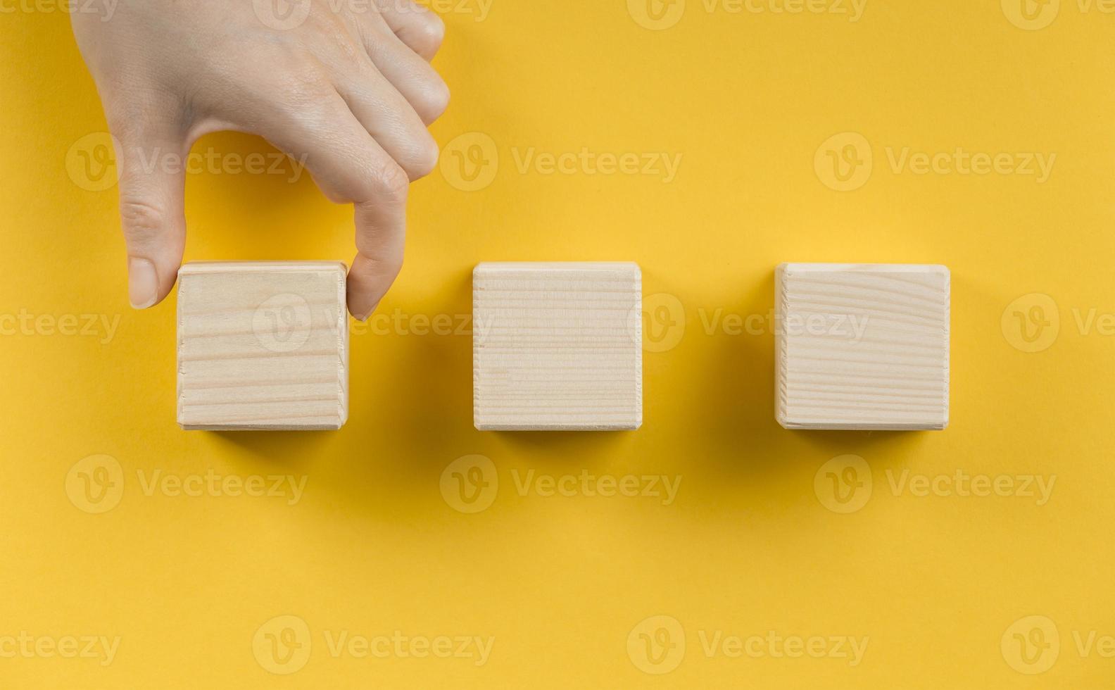 arreglo de cubos de madera en blanco foto