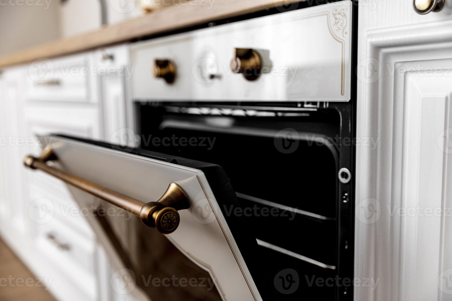 Cerrar horno con detalles dorados foto