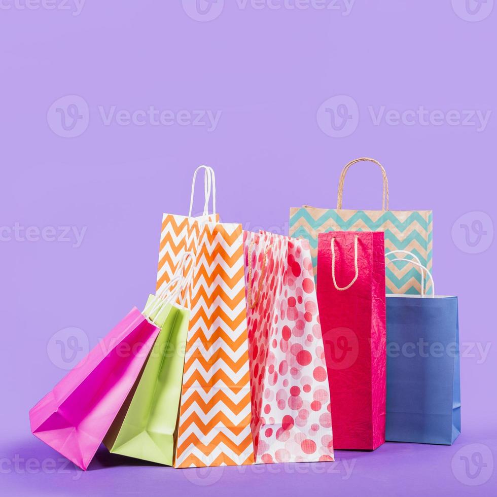 coloridas bolsas de compras vacías foto
