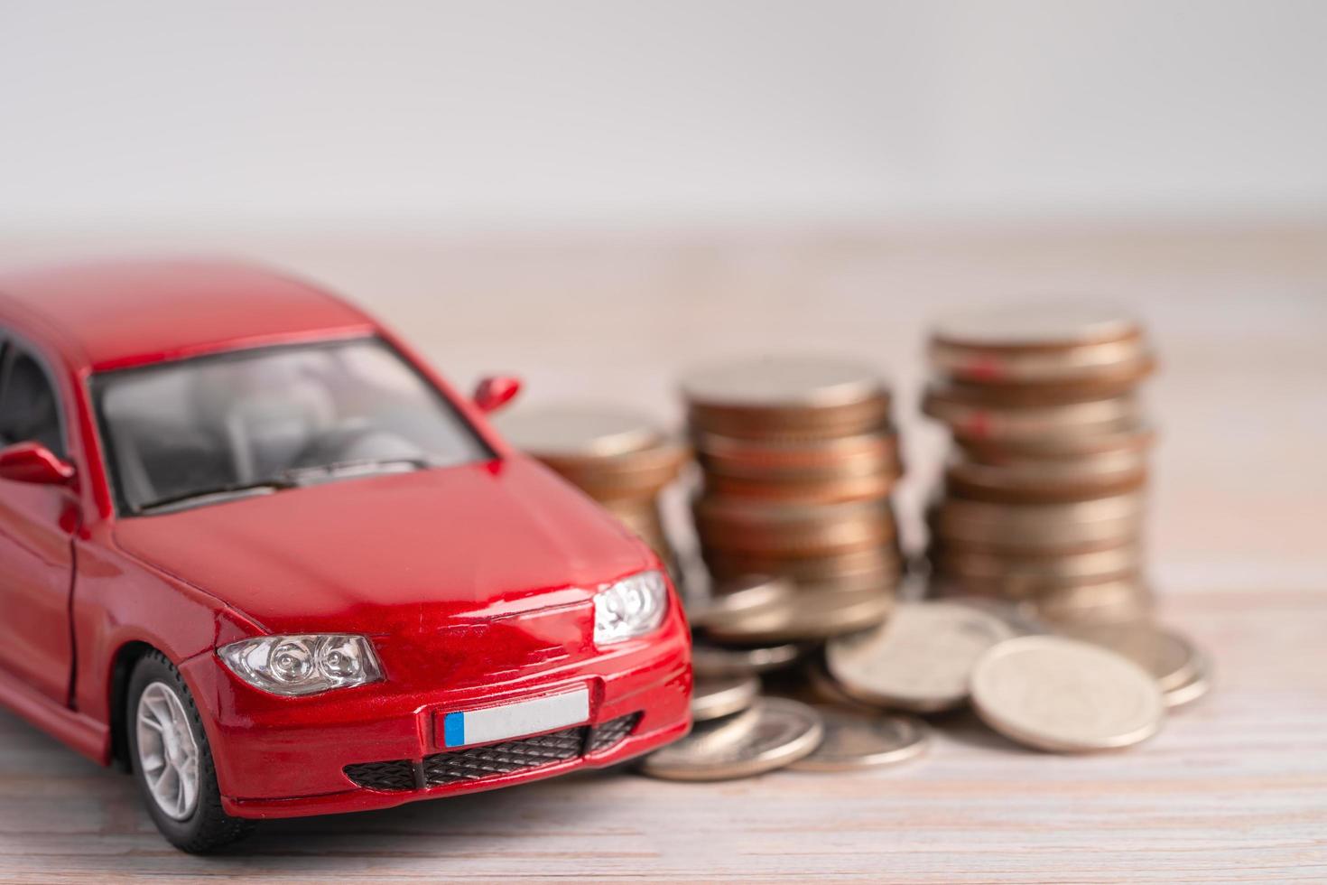 coche en monedas antecedentes préstamo de coche, finanzas, ahorro de dinero, seguro y tiempo de arrendamiento foto