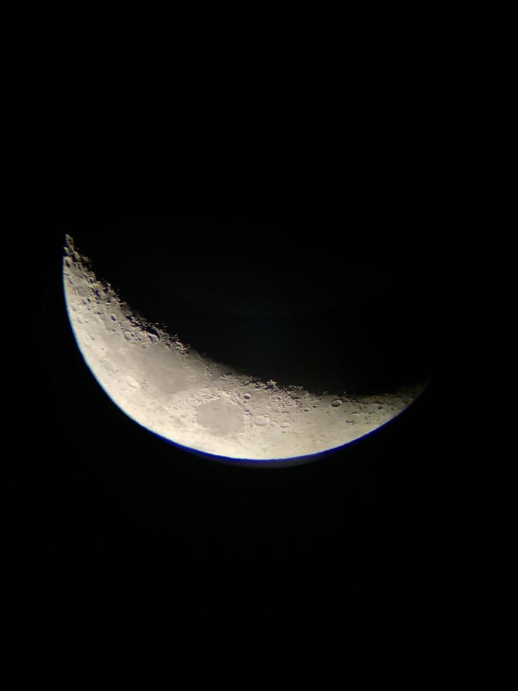 vista de la luna a través de un telescopio. foto