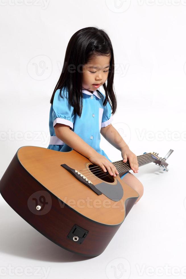 pequeño niño asiático foto