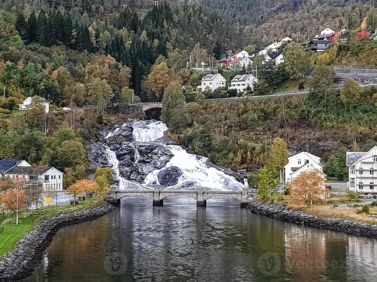 Pequeña ciudad de hellesylt en noruega con la famosa cascada hellesyltfossen foto