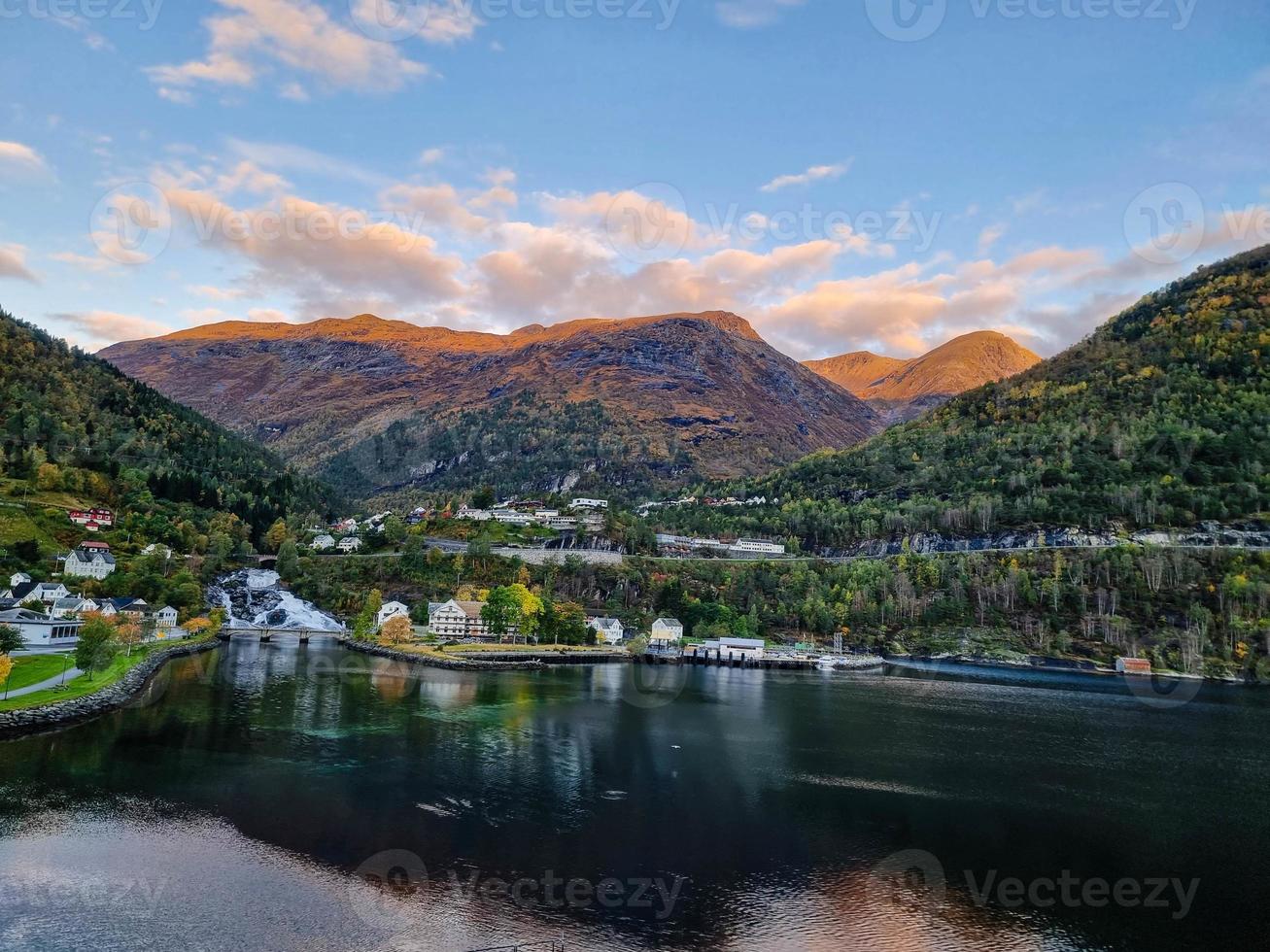 Pequeña ciudad de hellesylt en noruega con la famosa cascada hellesyltfossen foto