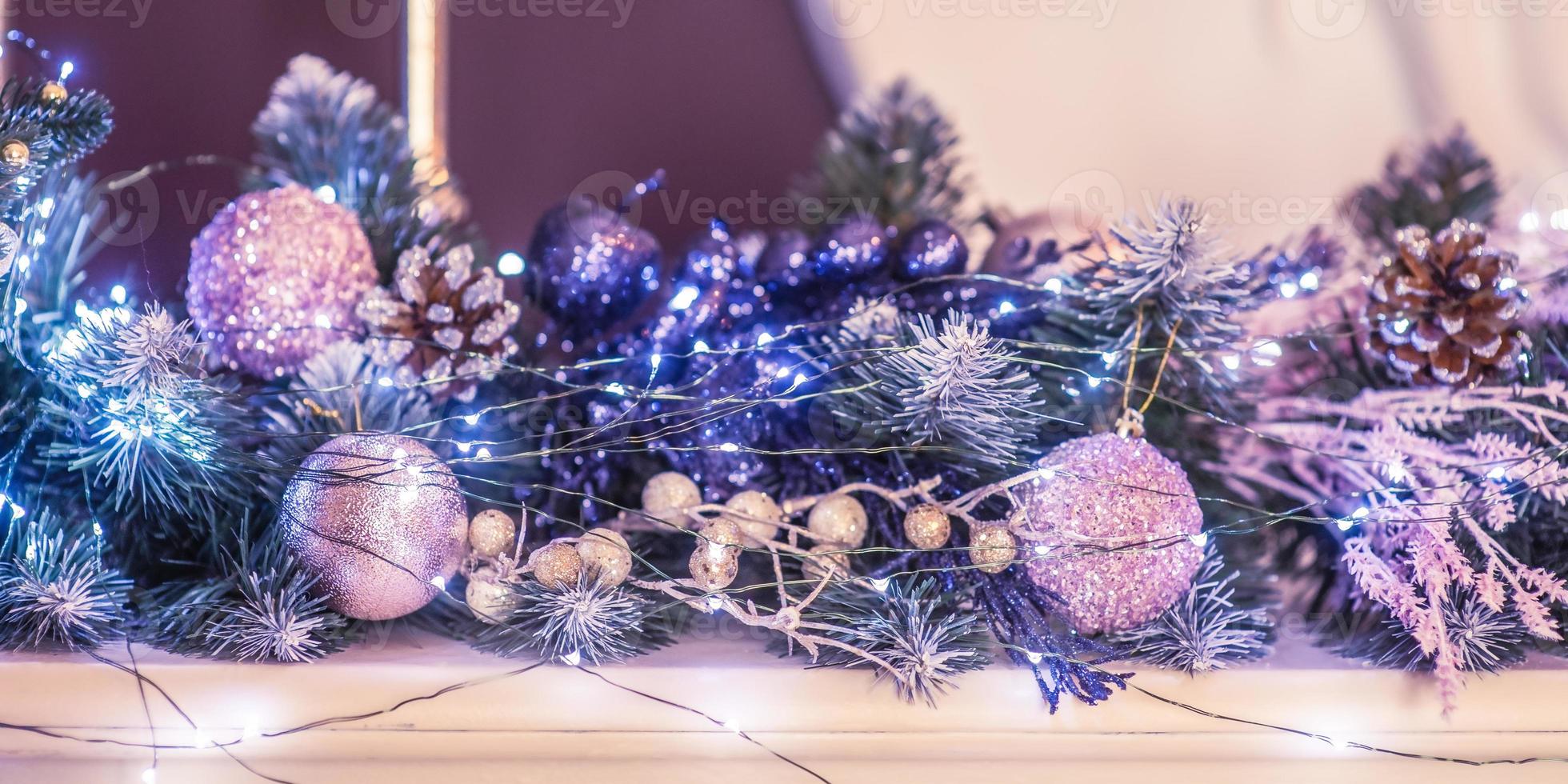 árbol de navidad en juguetes y guirnaldas. Decoración navideña. decorar una rama de un árbol de navidad para el nuevo año. foto