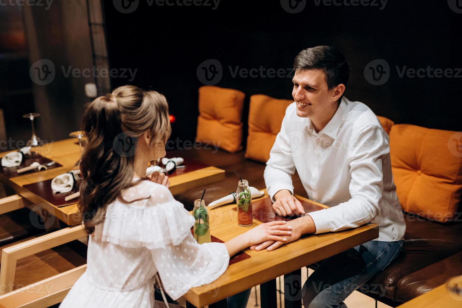 chico y chica almuerzan en un café foto