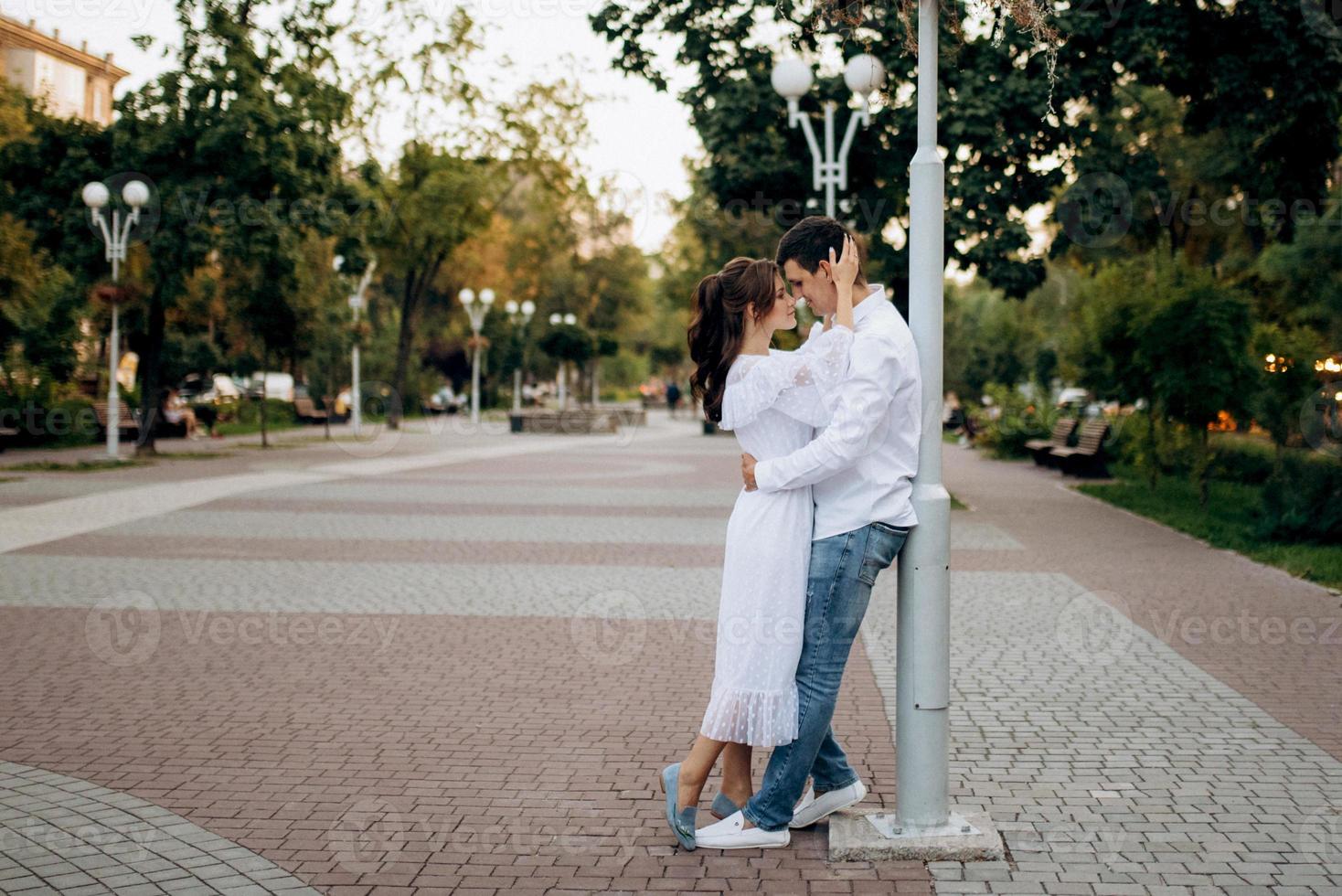 chico y una chica caminan felices por la mañana en las calles vacías foto