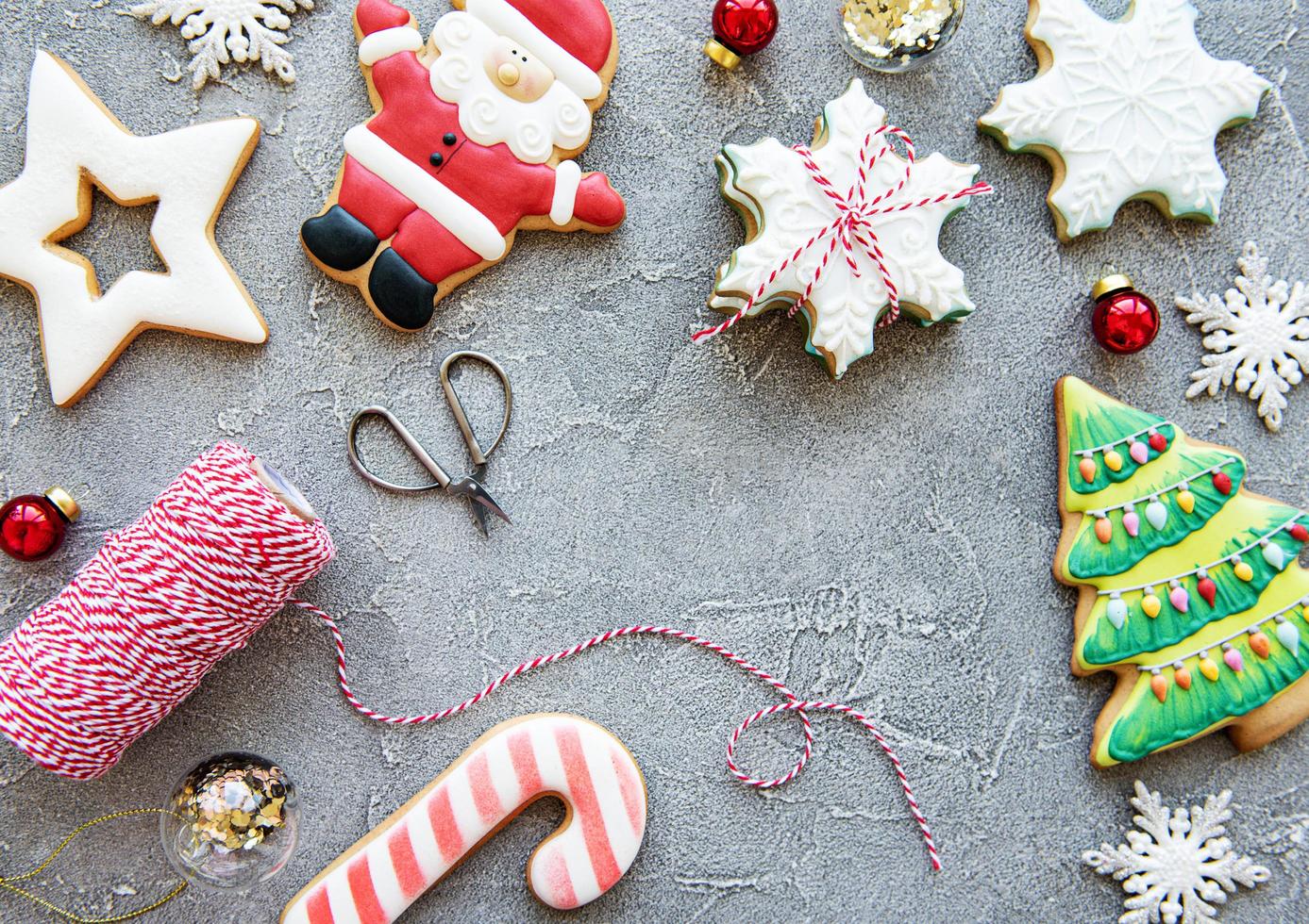 galletas de jengibre de navidad doradas foto