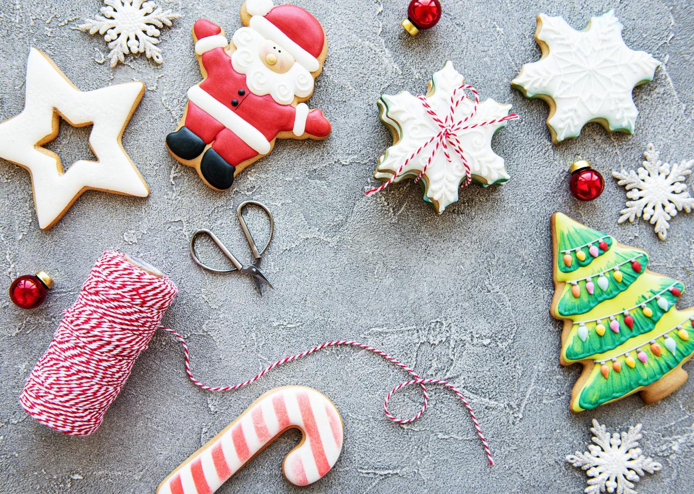 galletas de jengibre de navidad doradas foto