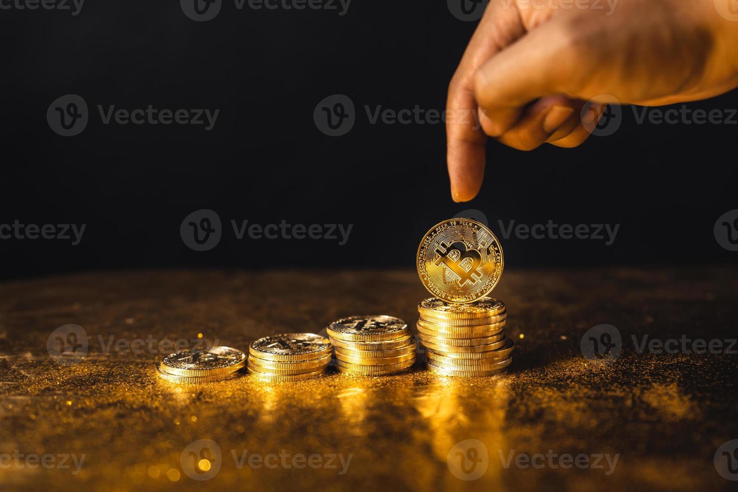 Crecimiento de bitcoin, monedas bitcoin apiladas sobre fondo de oro negro foto