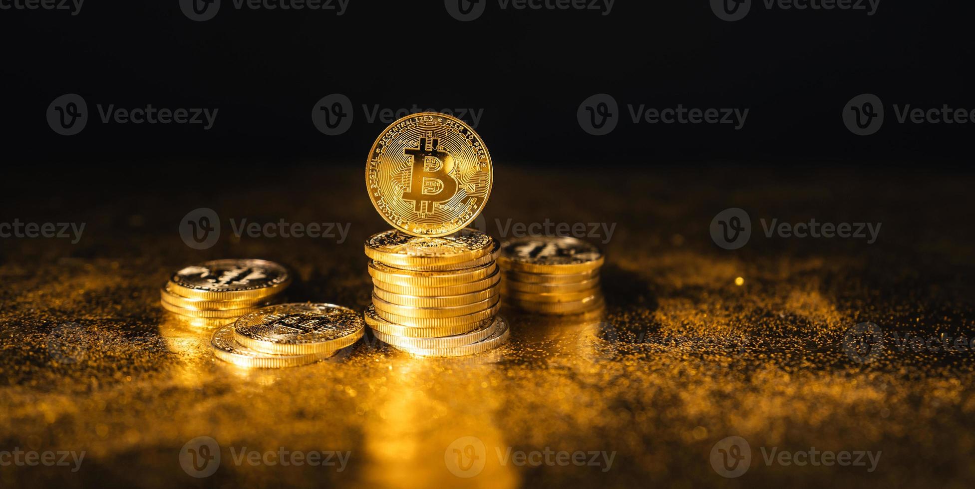 Crecimiento de bitcoin, monedas bitcoin apiladas sobre fondo de oro negro foto