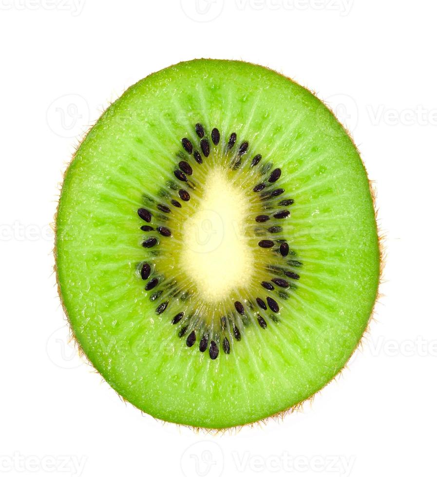 Hermosa rodaja de kiwi aislado sobre fondo blanco. foto