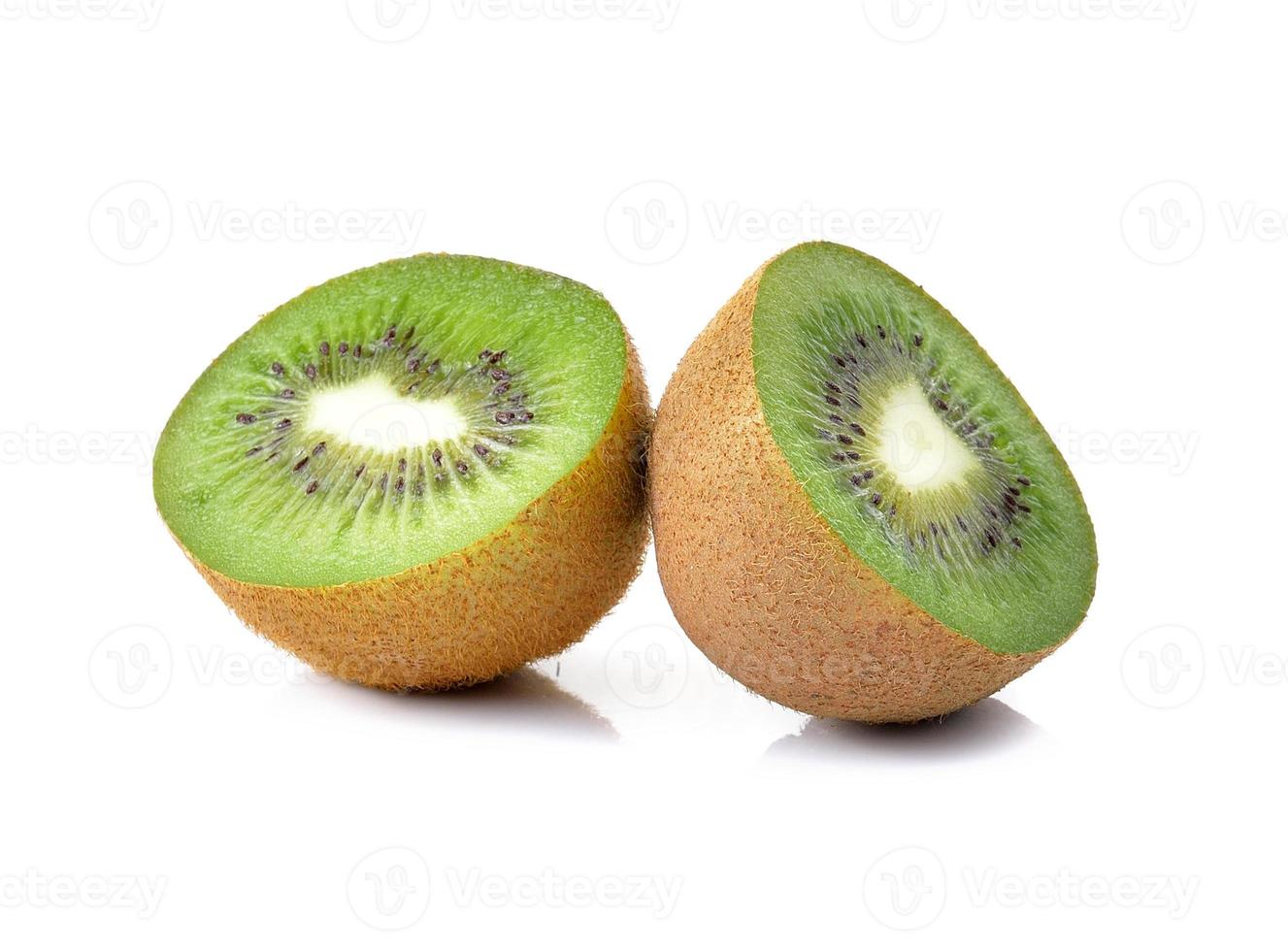 Kiwi fresco sobre un fondo blanco. foto