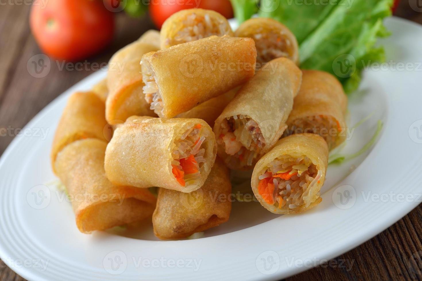 comida china tradicional frita de los rollitos de primavera foto