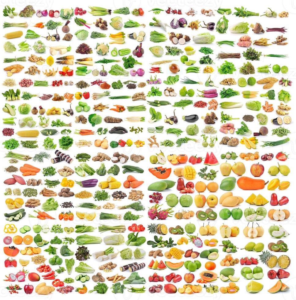 Conjunto de verduras y frutas sobre fondo blanco. foto
