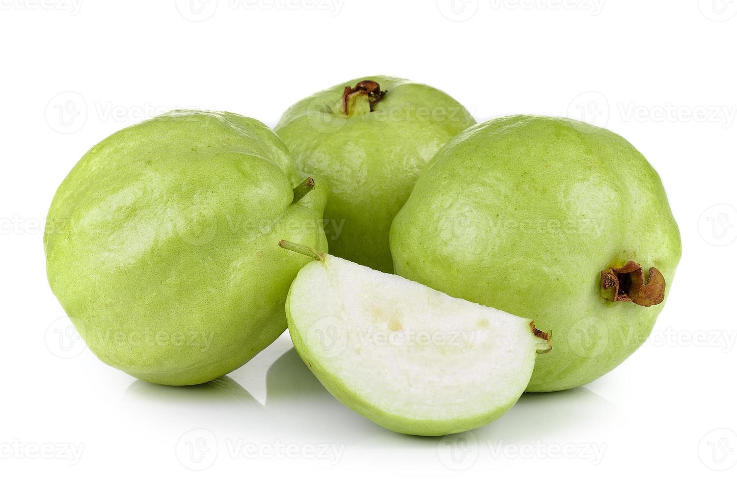 Fruta de guayaba aislado sobre fondo blanco. foto