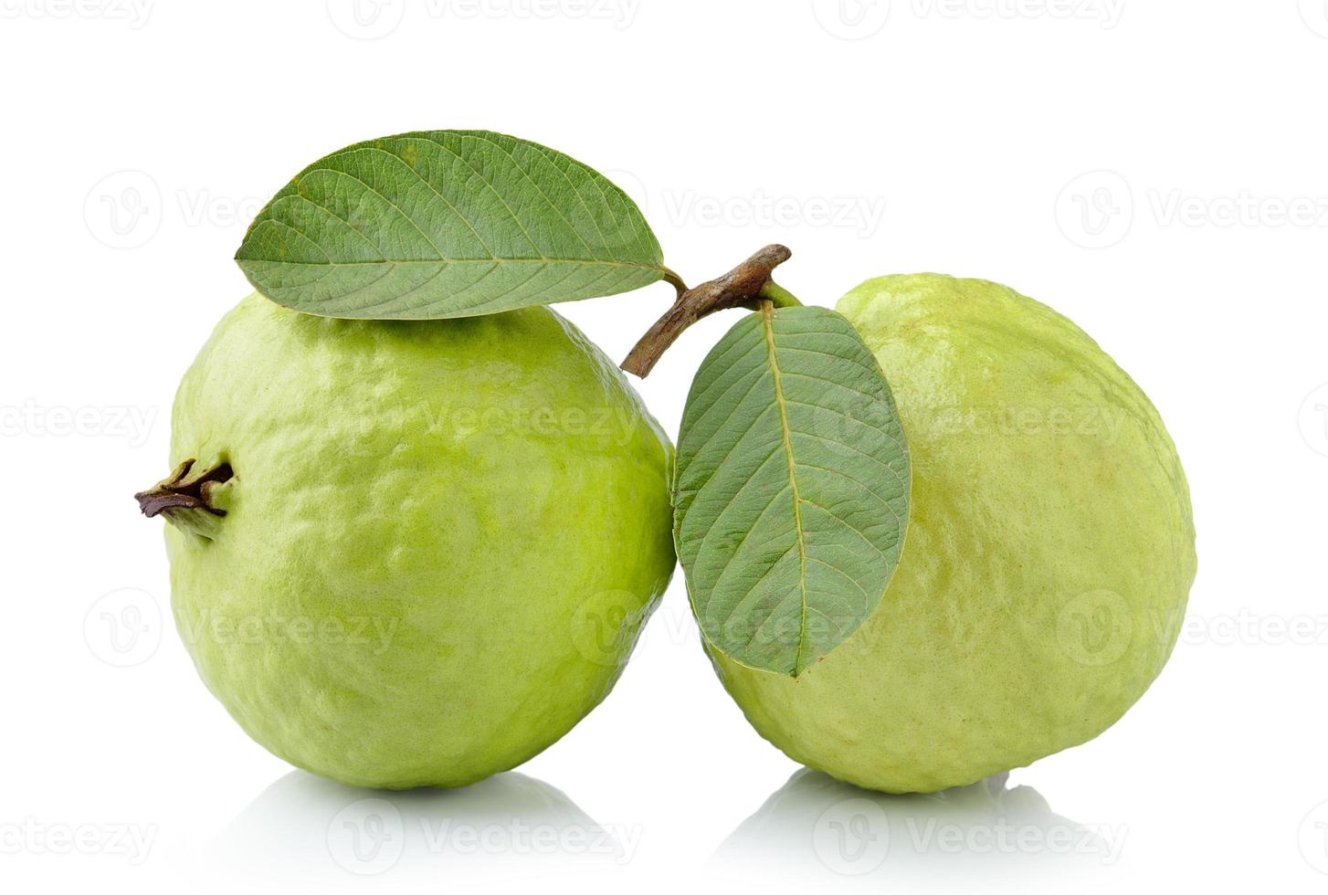 Fruta de guayaba aislado sobre fondo blanco. foto