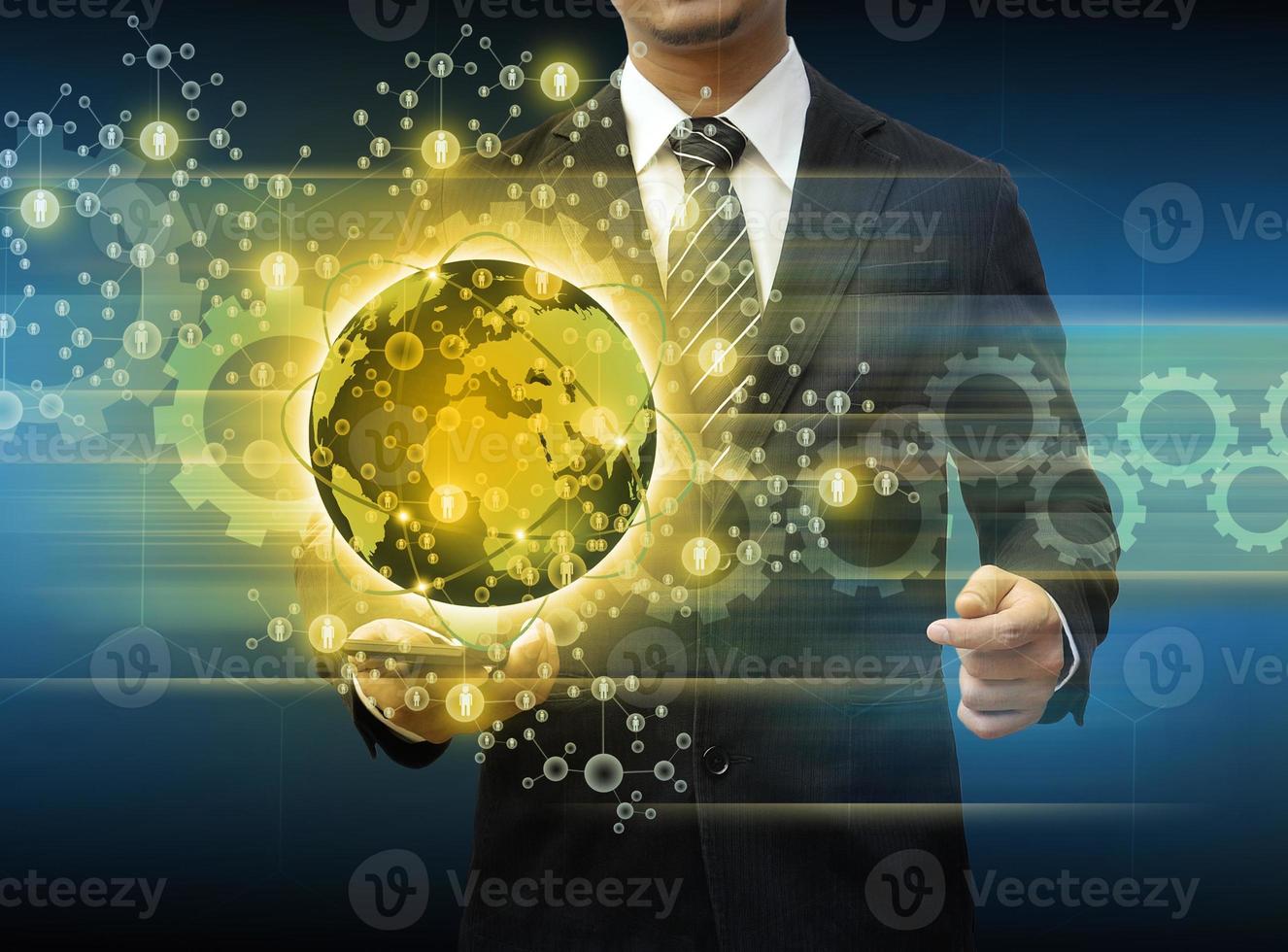 empresario sosteniendo la tecnología mundial de teléfonos inteligentes y las redes sociales foto