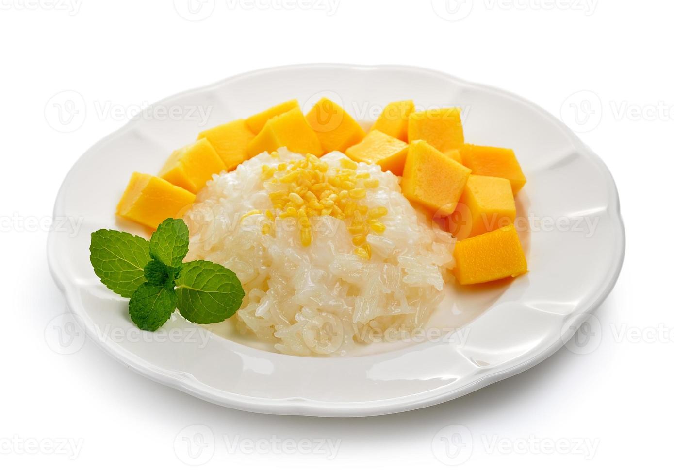 Mango y arroz pegajoso sobre fondo blanco. foto