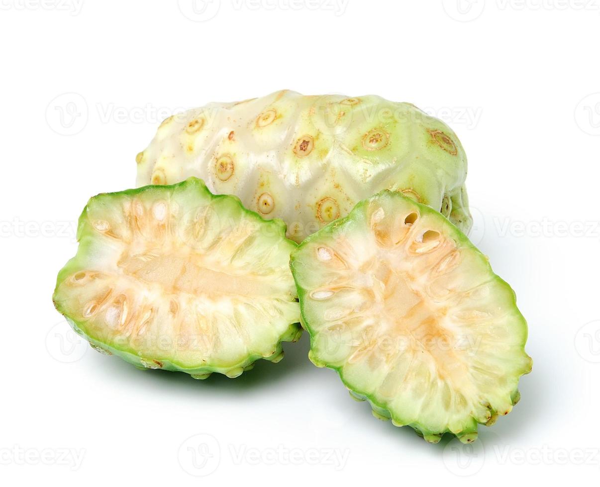 fruta exótica - noni en blanco foto