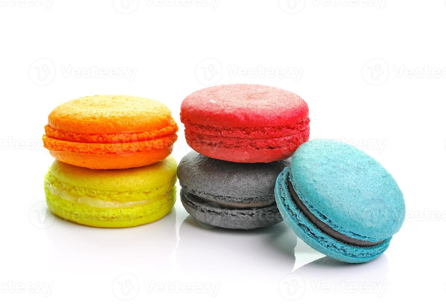 macarons coloridos aislados en el fondo blanco foto