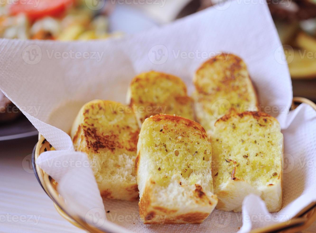 pan de ajo con hierbas foto