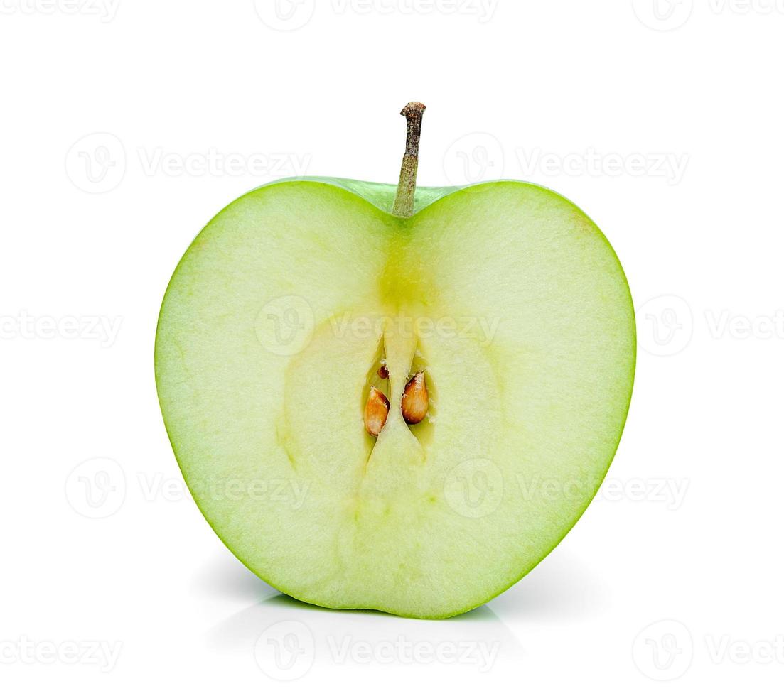 Rebanada de manzana verde aislado sobre fondo blanco. foto