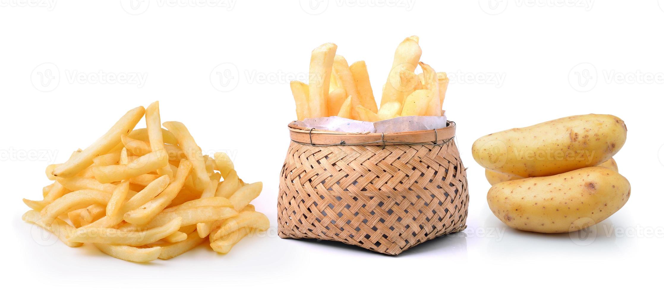 Patatas y patatas fritas en el canasto aislado sobre fondo blanco. foto