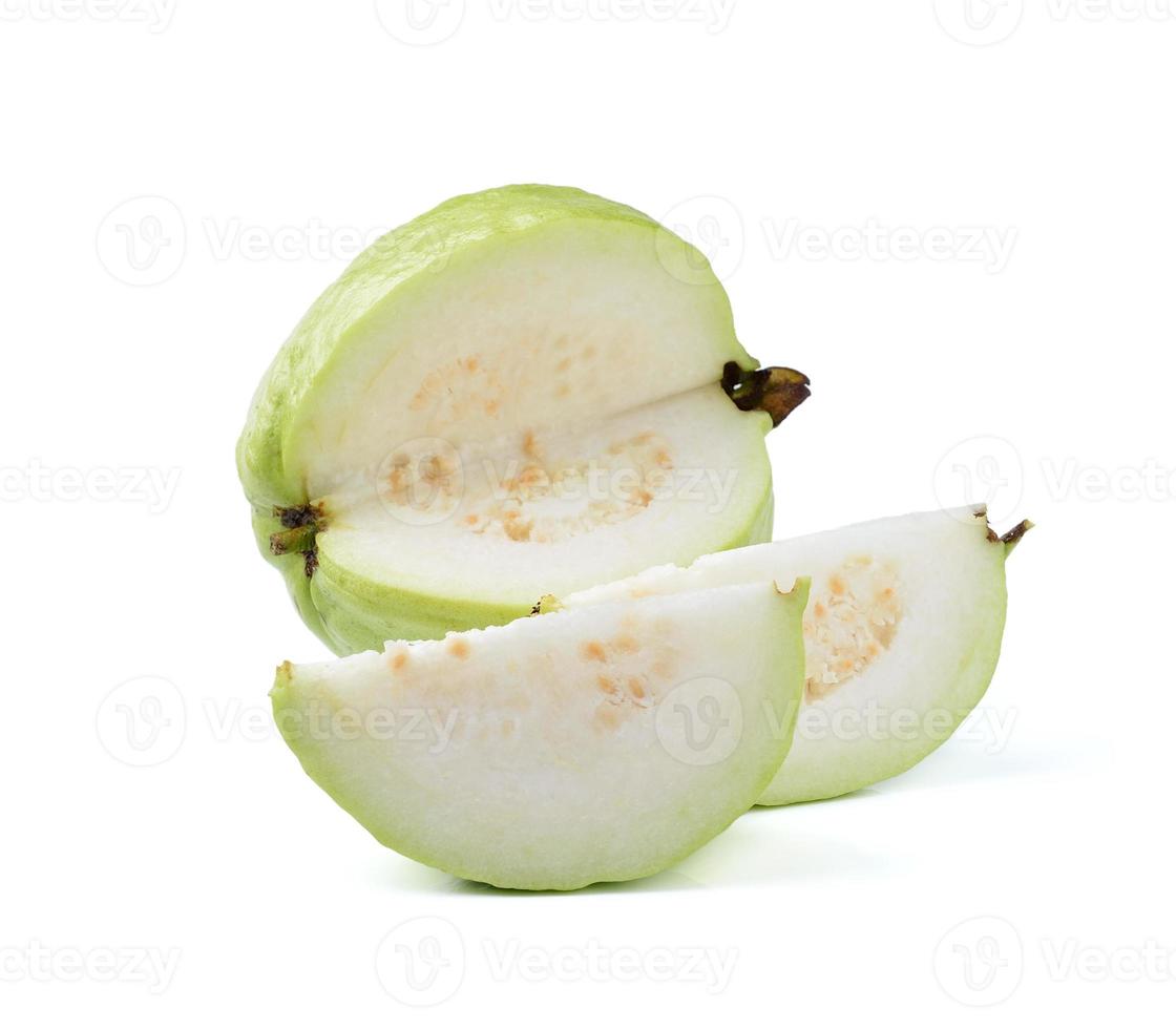 Fruta de guayaba aislado sobre fondo blanco. foto