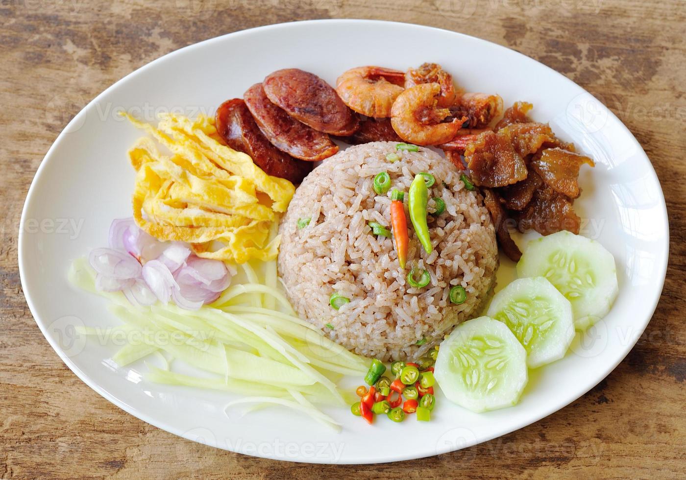arroz frito con pasta de camarones, comida estilo tailandés foto
