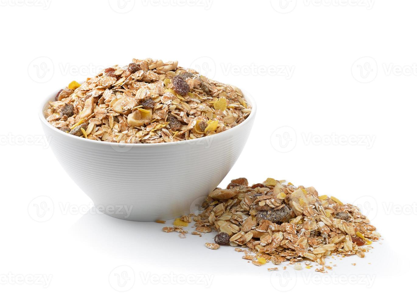 Desayuno muesli colocado sobre fondo blanco. foto