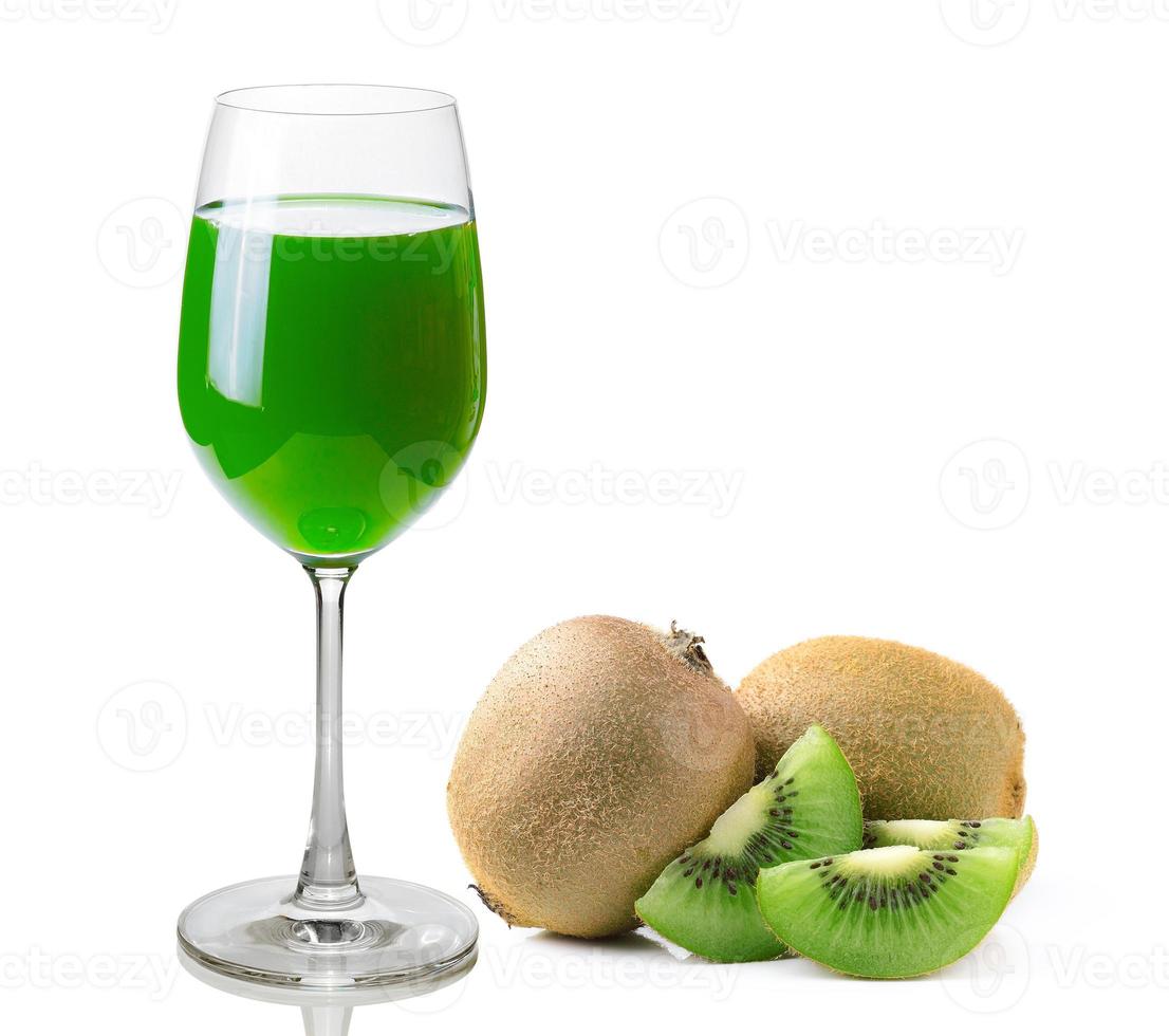 Vaso de jugo de kiwi aislado en blanco foto