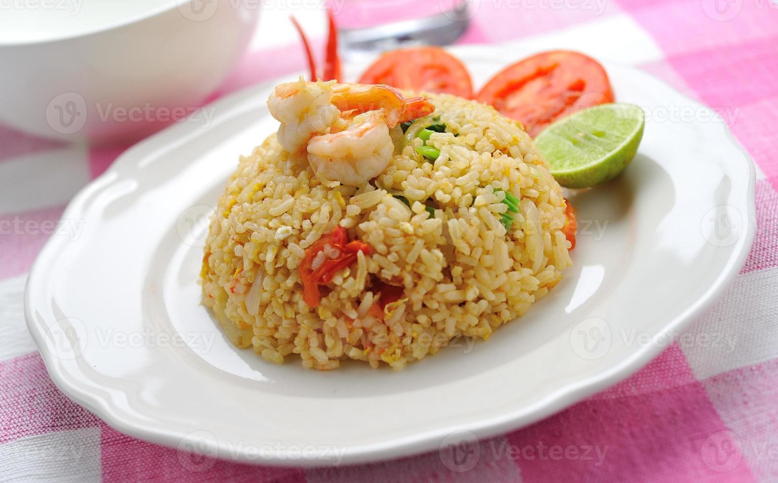 arroz frito con camarones. foto