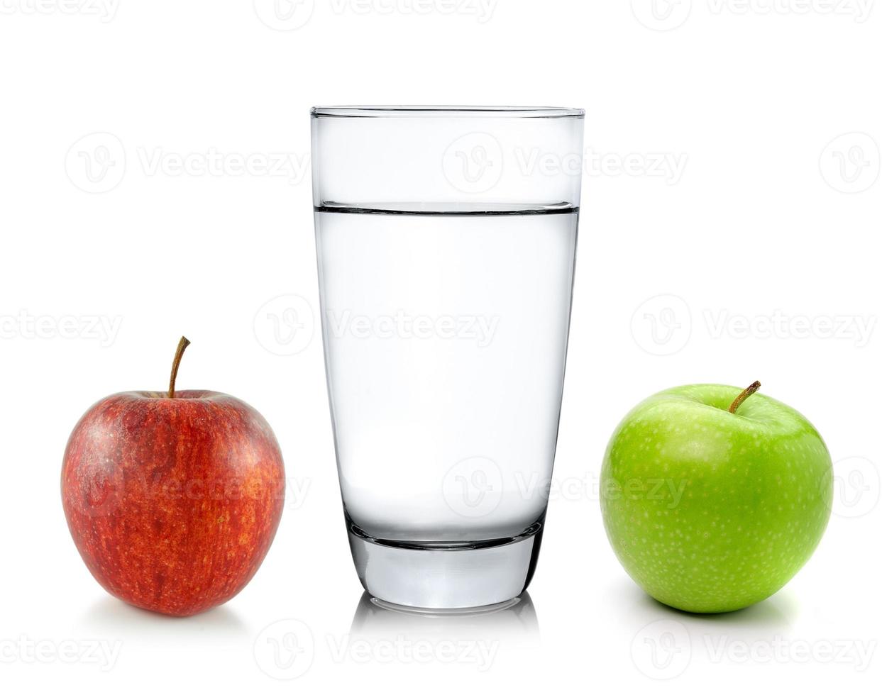 Vaso de agua y manzana aislado sobre fondo blanco. foto