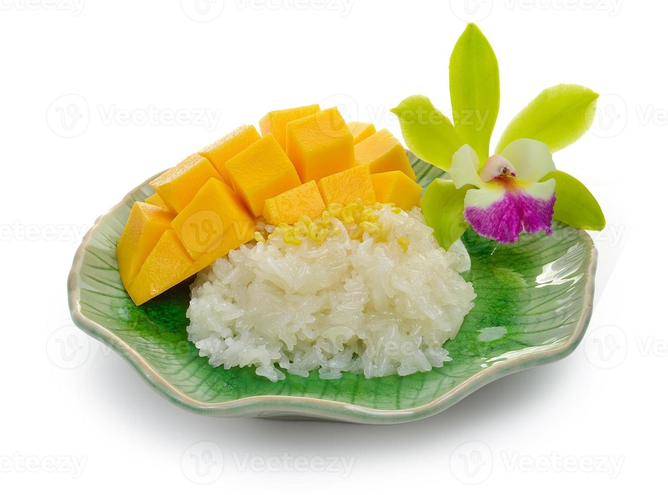 arroz pegajoso con mango en plato de cerámica foto