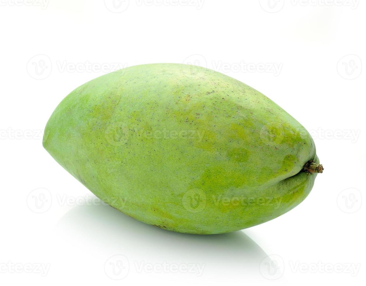 Mango verde aislado sobre un fondo blanco. foto