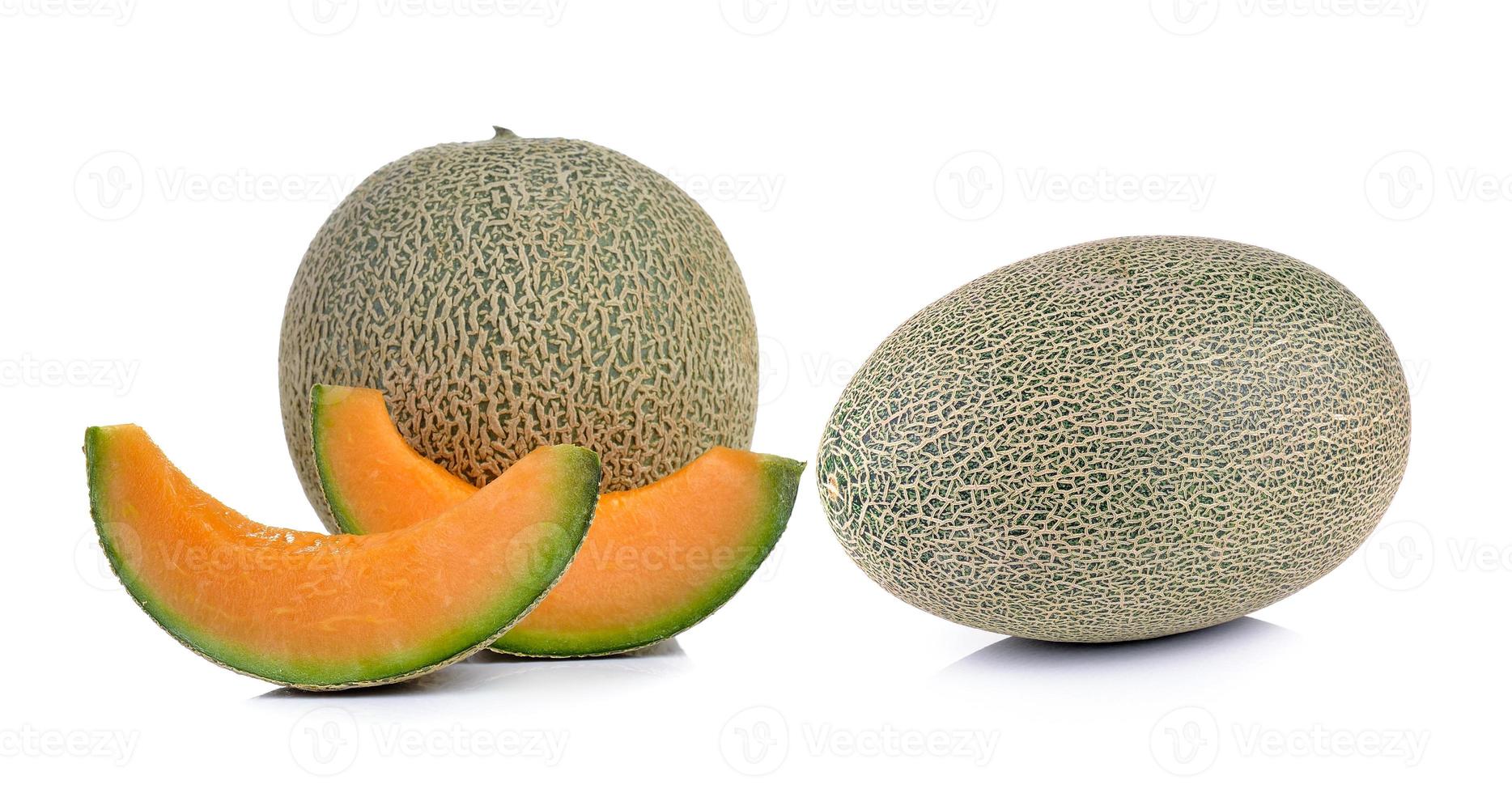 Melón cantalupo aislado sobre fondo blanco. foto