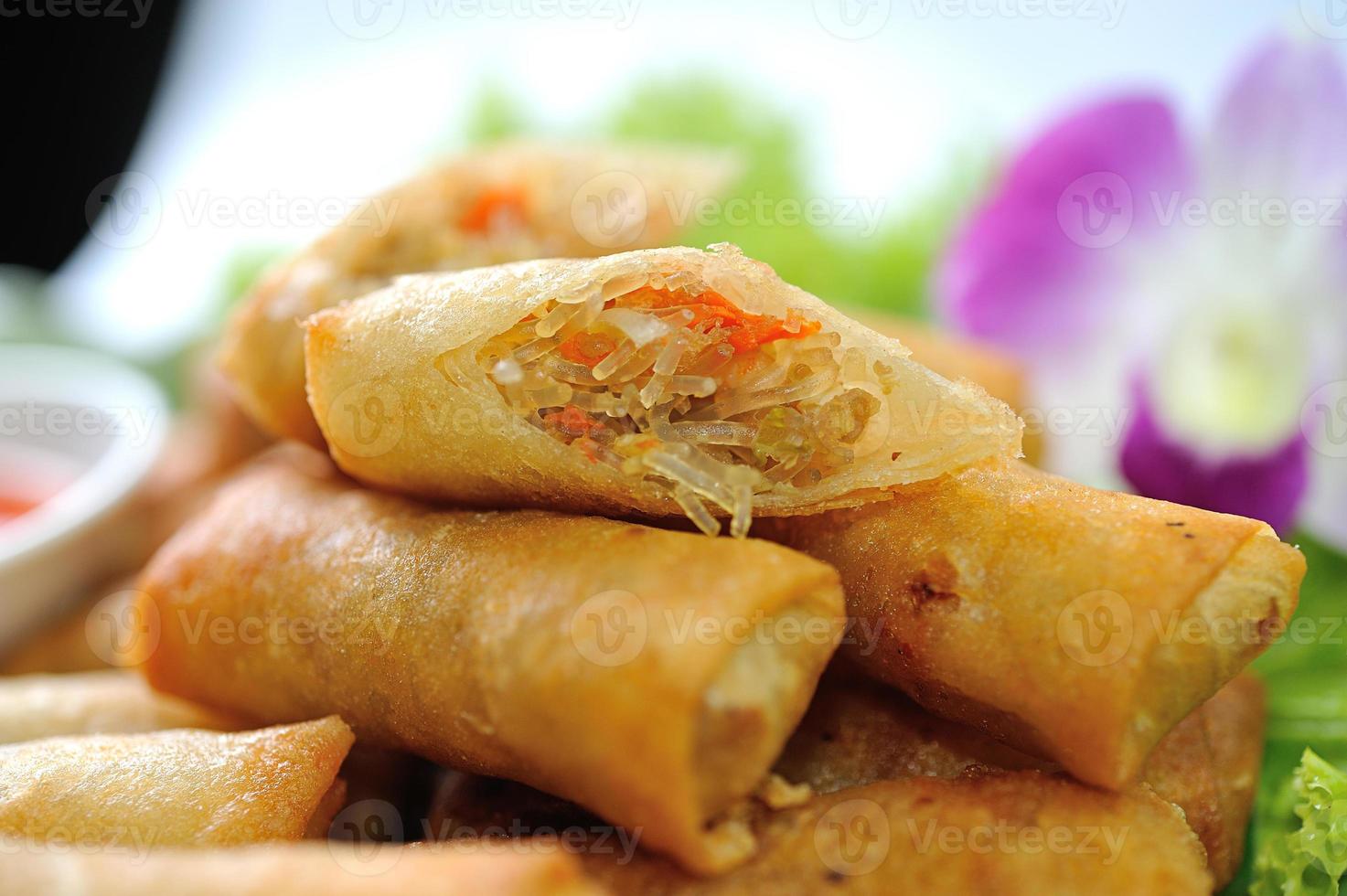 comida china tradicional frita de los rollitos de primavera foto